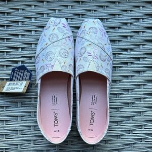 BNWT! TOMS White Happy Hedgehog print alpargatas - Women's size 8.5